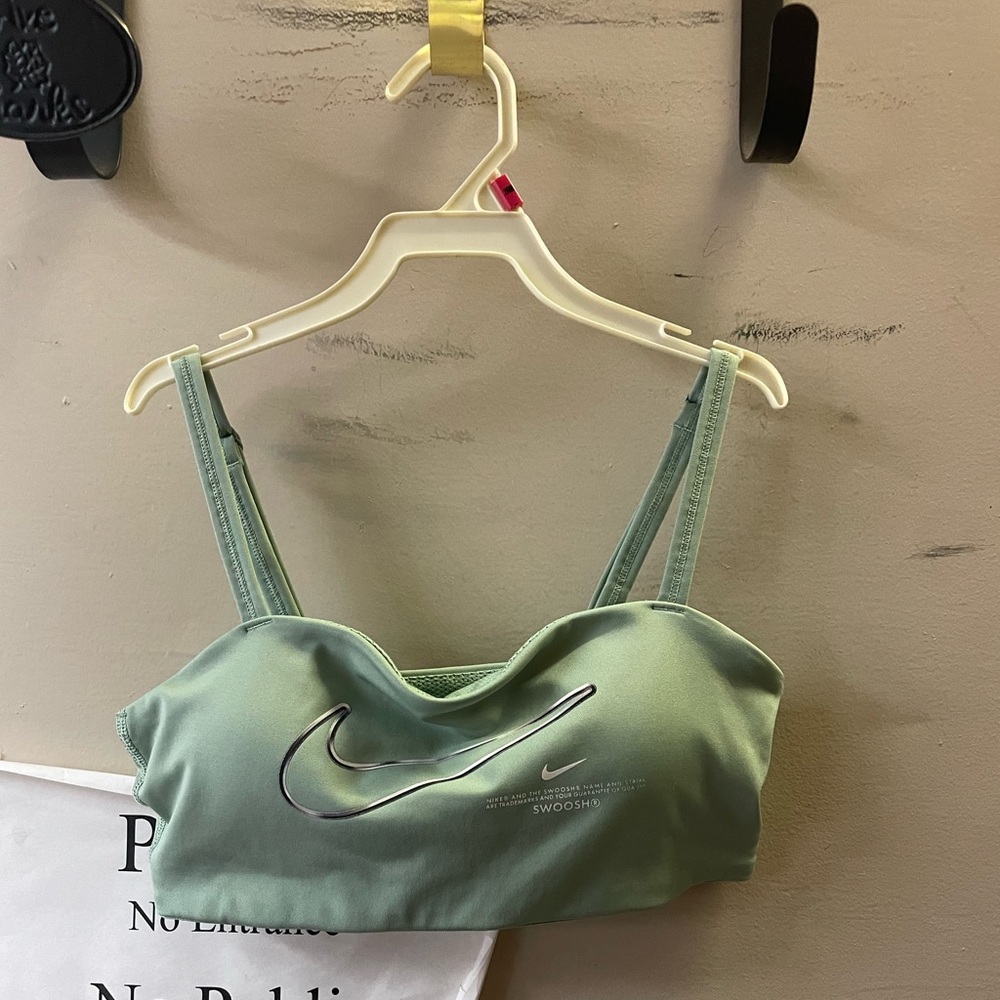 Nike ladies size small, adjustable strap, removable pads sports bra